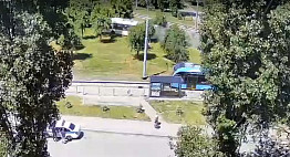 Появилось видео столкновения автобуса с деревом в Саратове